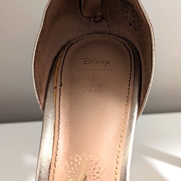 Special Edition Disney Aladdin Call It Spring Heels, Gold, Size 6.5 - Picture 4 of 5